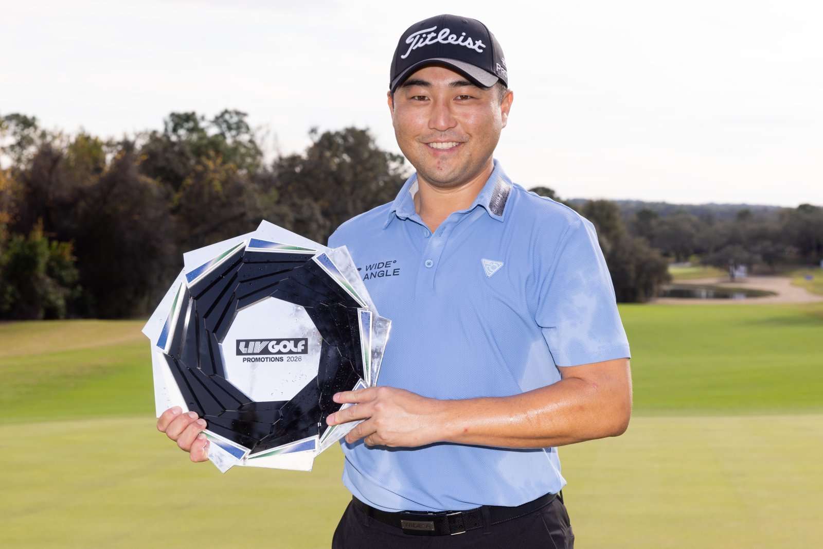 이태훈이 1위로 프로모션을 통과한 뒤 포즈를 취하고 있다. 사진제공 | LIV 골프