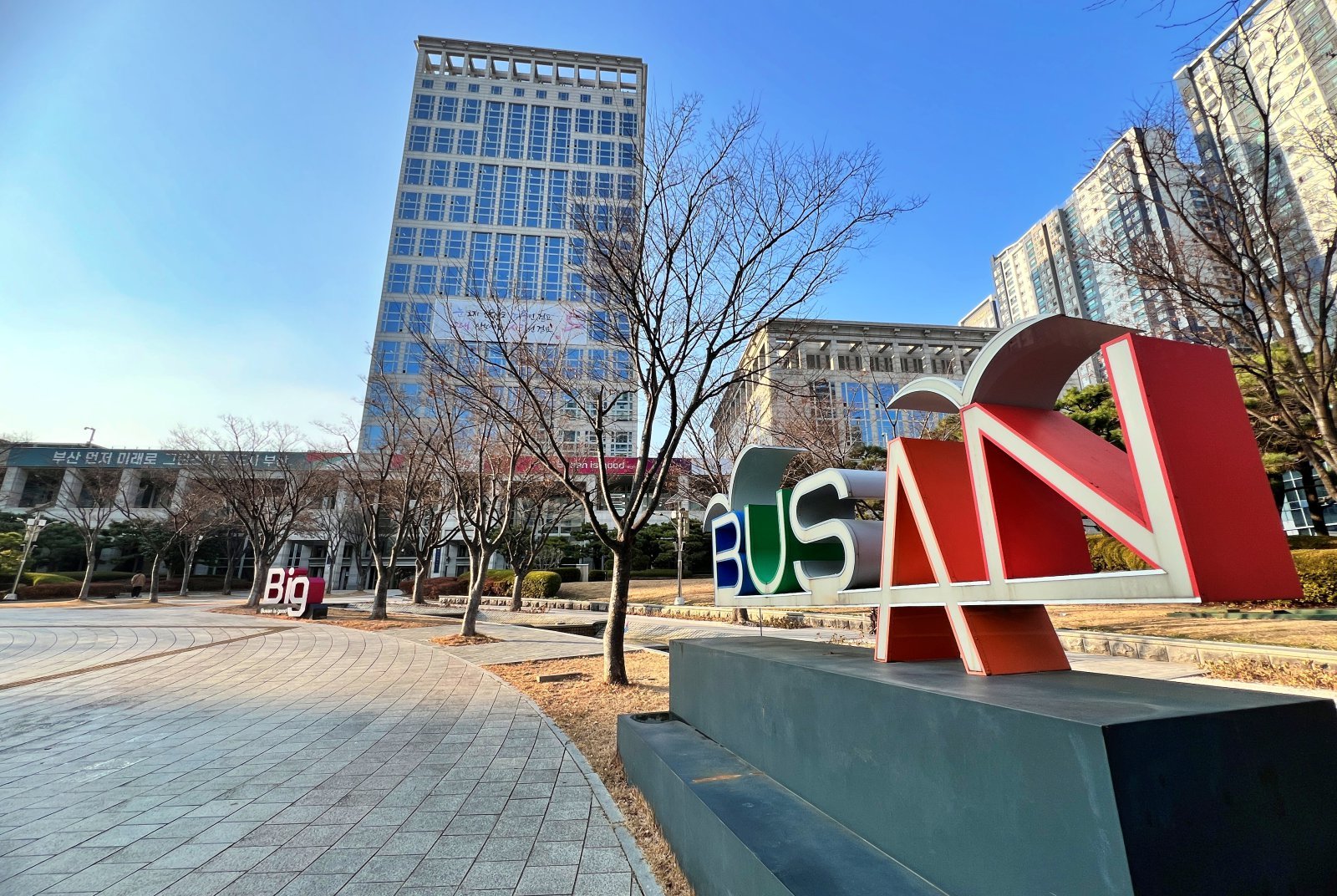 ‘엑소더스 부산’‘을 멈추기 위해 화려한 기업 유치 구호나 당장의 달콤한 현금 지원보다  청년을 잡을 인프라 투자가  시급한 것으로 지적되고 있다. 사진은 부산시청. 스포츠동아DB