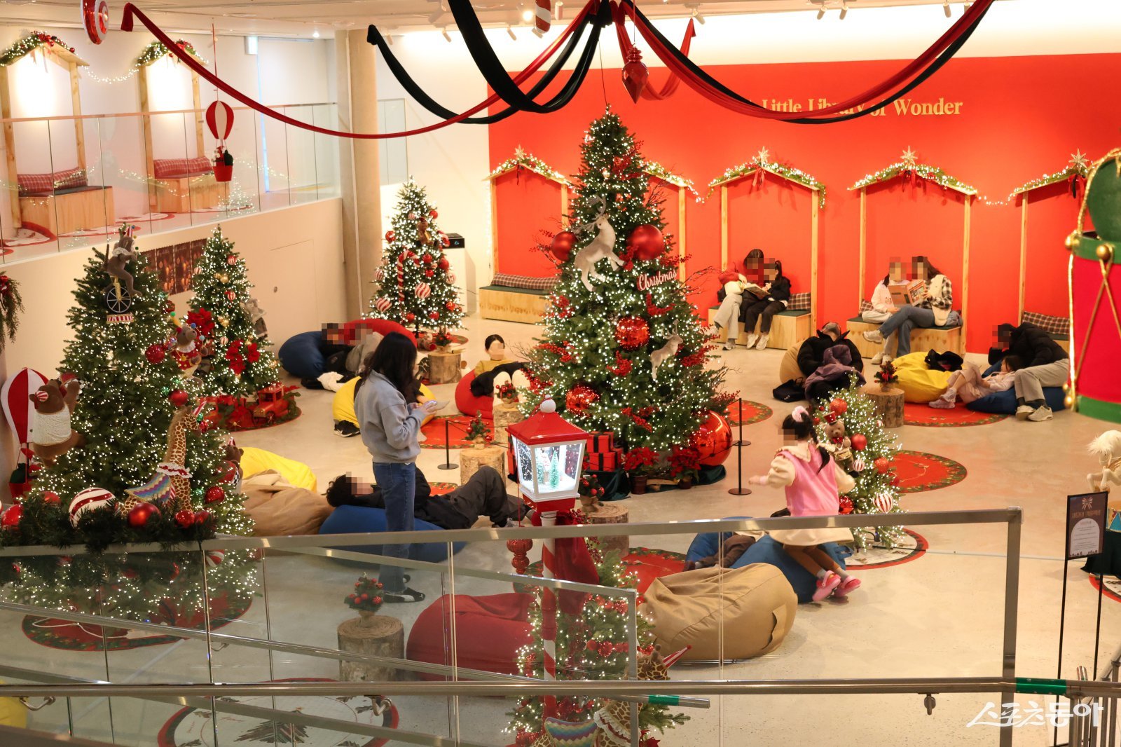 부산복합문화공간 새모에서 오는 20일까지 열리는 ‘새모의 겨울책방’  현장 전경. (사진제공=부산시설공단)