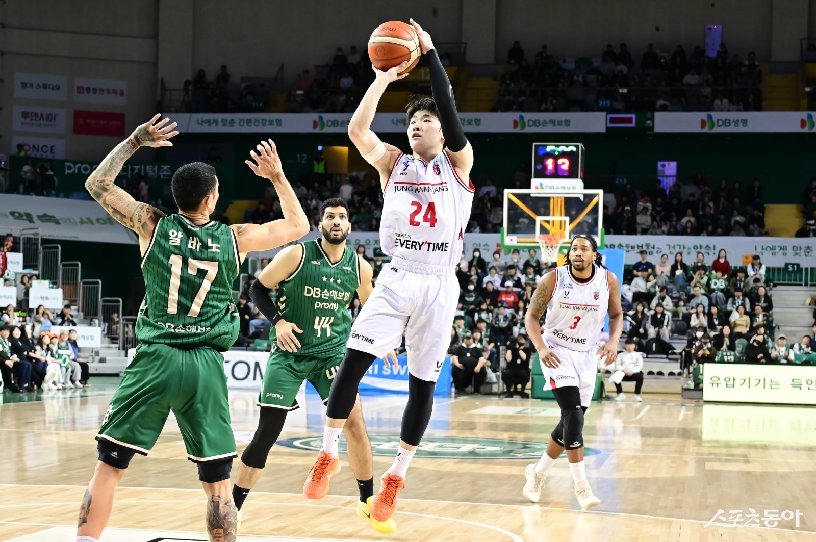 정관장 신인 문유현(가운데)이 11일 원주DB프로미아레나에서 열린 DB전 도중 슛을 시도하고 있다. 사진제공｜KBL