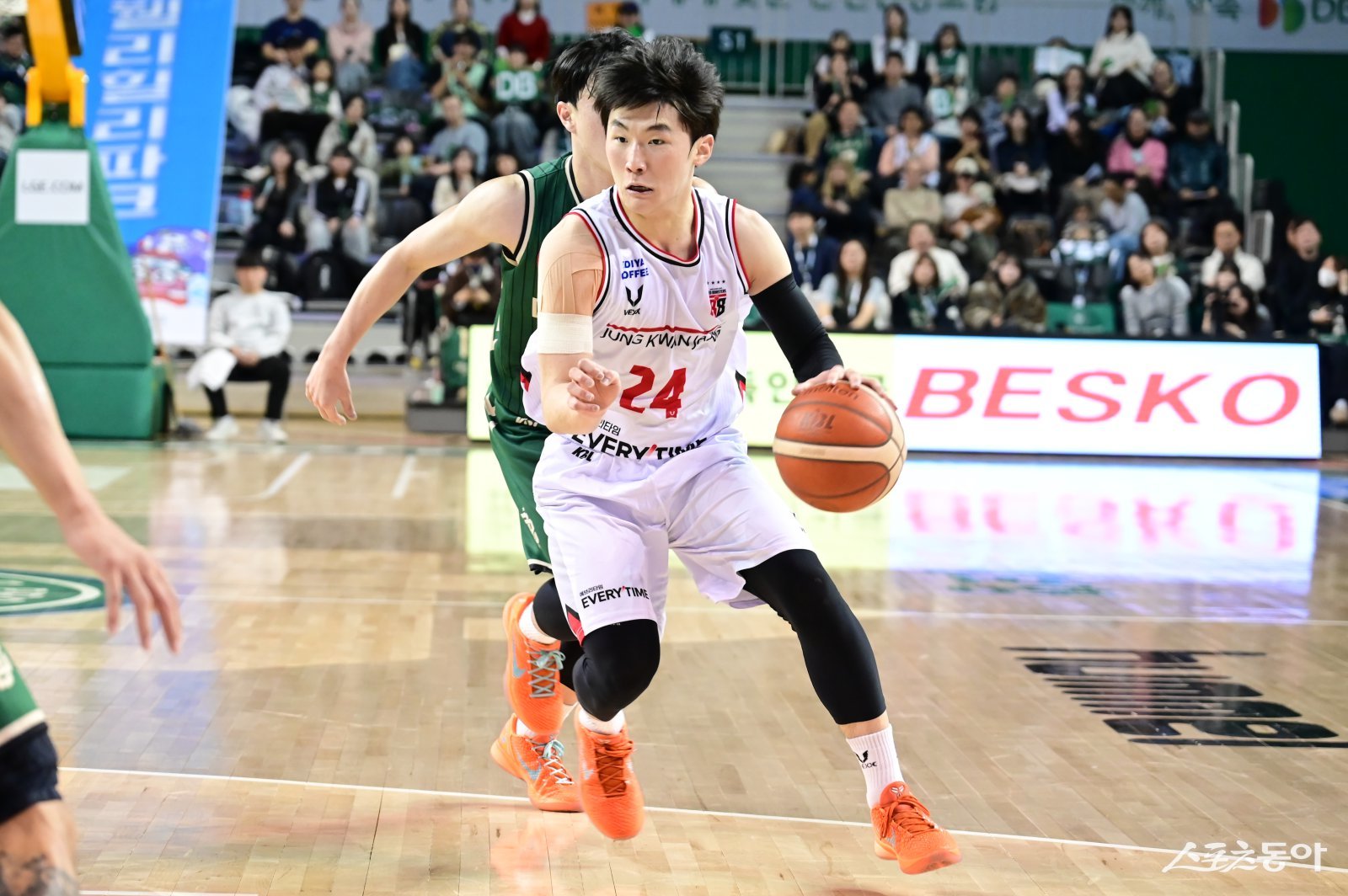 정관장 신인 문유현이 11일 원주DB프로미아레나에서 열린 DB전 도중 상대 수비를 피해 드리블하고 있다. 사진제공｜KBL