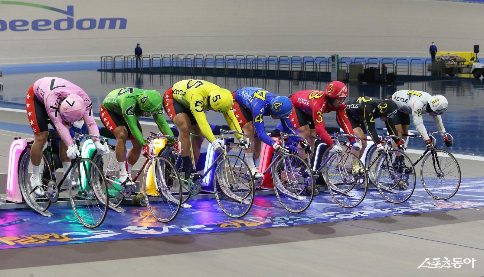 특선급 선수들이 경주를 시작하기 위해 출발대 위에 준비하고 있다. 올해 경륜은 시즌 초반 임채빈-정종진의 양강 구도를 깰 후보들이 등장하면서 어느 때보다 열기를 띌 것으로 보인다.