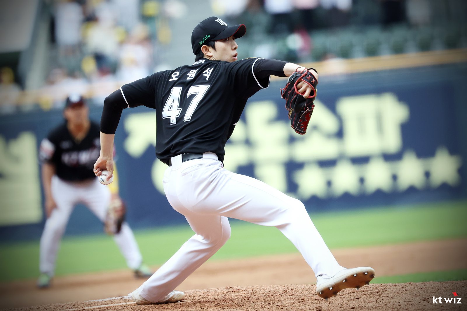 KT 오원석은 트레이드 이적 이후 커리어하이를 썼다. 여기서 만족하지 않고, 2026시즌 더욱 위력적인 투구를 이어가겠다는 각오다. 사진제공｜KT 위즈