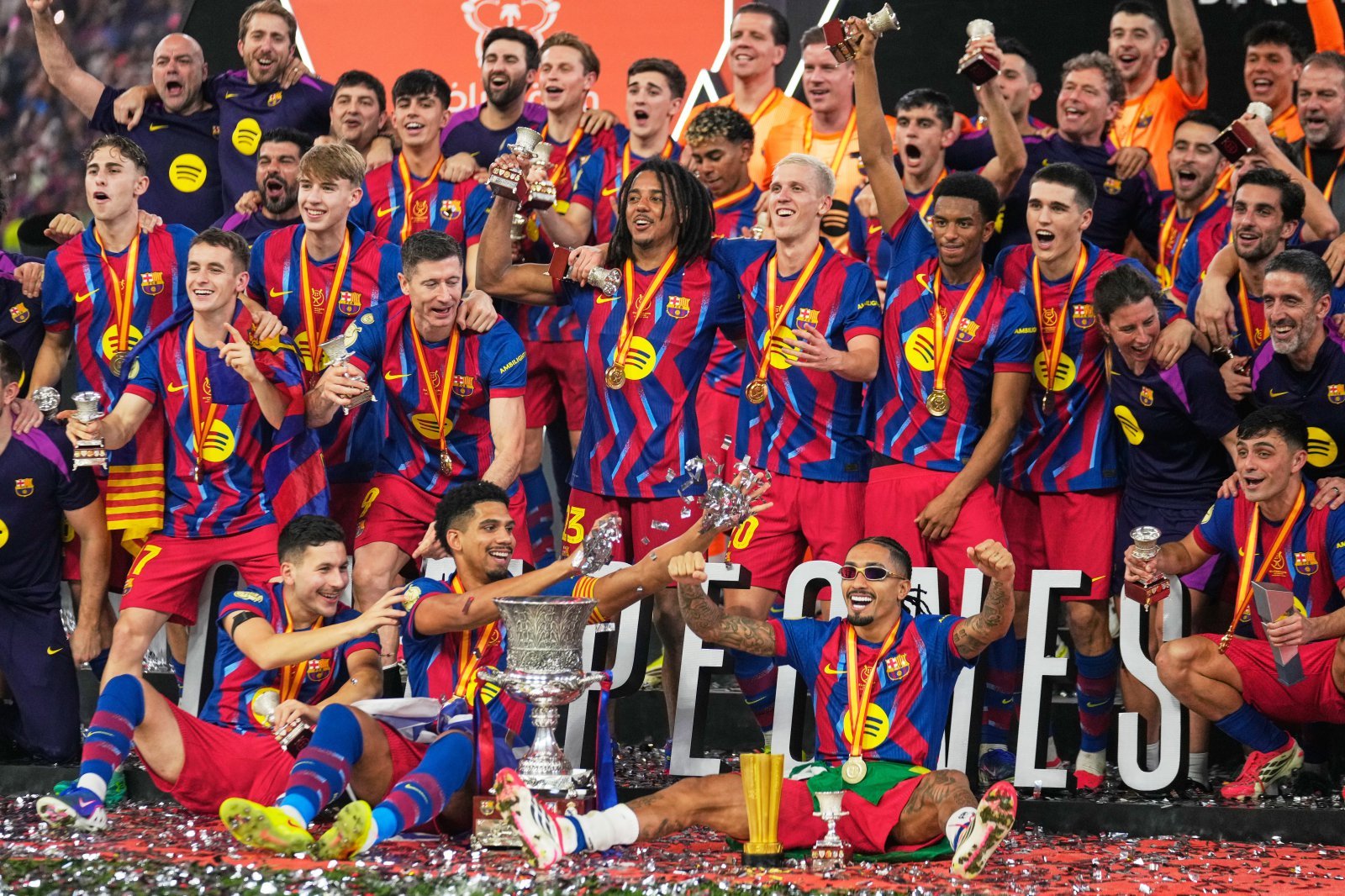 바르셀로나 선수들이 12일(한국시간) 사우디 제다의 킹 압둘라 스포츠 시티에서 열린 레알 마드리드와 수페르코파 데 에스파냐 결승서 3-2 승리를 거두며 우승을 차지한 뒤 기뻐하고 있다. 제다(사우디아라비아)｜AP뉴시스