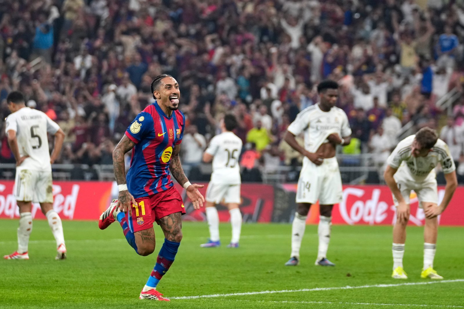 바르셀로나 하피냐(앞)가 12일(한국시간) 사우디 제다의 킹 압둘라 스포츠 시티에서 열린 레알 마드리드와 수페르코파 데 에스파냐 결승서 팀의 세 번째 골을 터트린 뒤 기뻐하고 있다. 제다(사우디아라비아)｜AP뉴시스