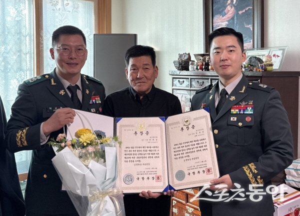 육군이 참전용사 故 양귀상 이병의 유가족에게 화랑무공훈장과 훈장증을 전수하고 있다. 사진제공 ㅣ 경주대대