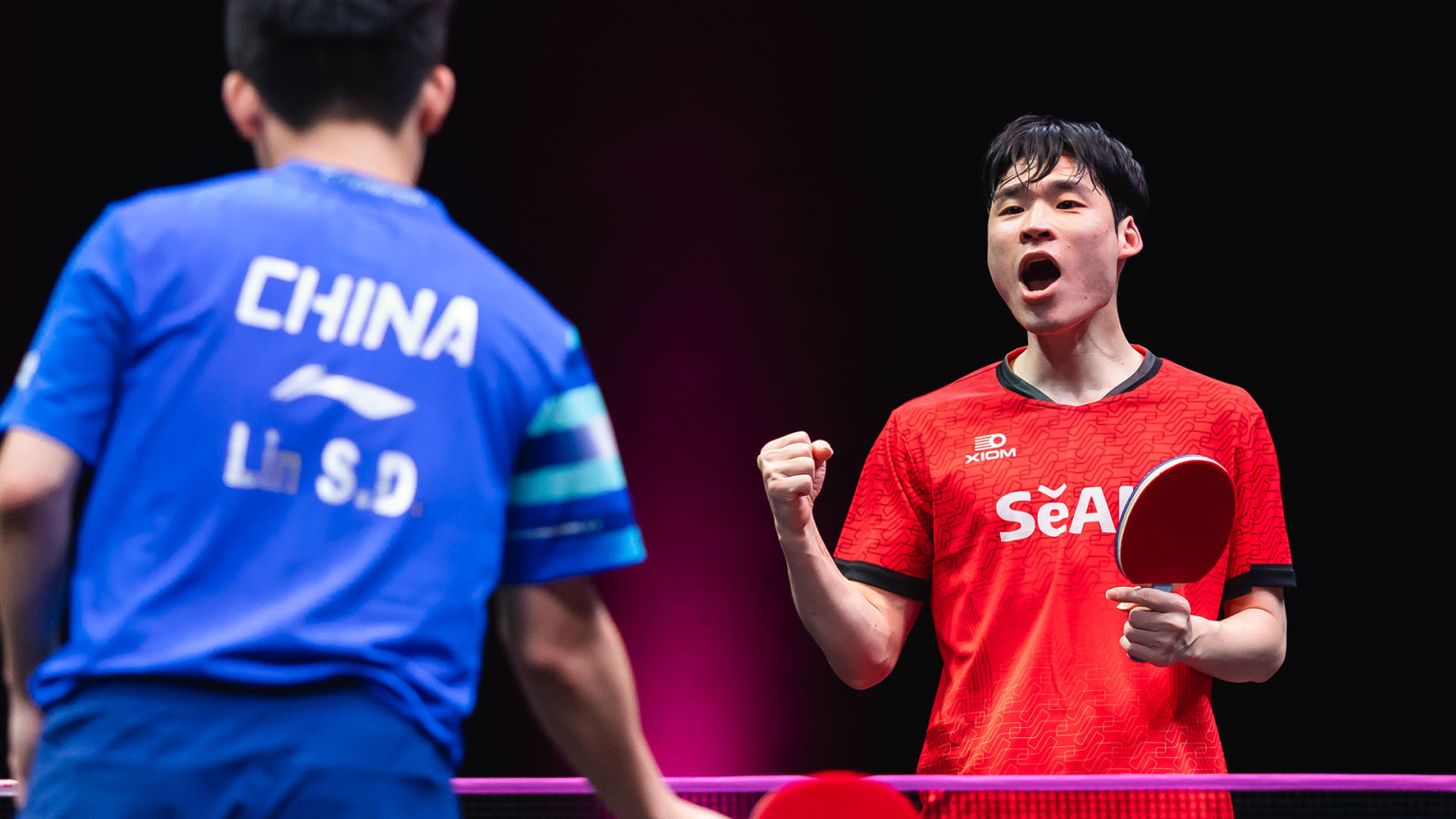 장우진(뒤)은 12일(한국시간) 카타르 도하의 루사일 스포츠 아레나서 열린 WTT 챔피언스 도하 2026서 준우승을 차지하며 이 대회 한국탁구 역대 최고 성적 타이를 이뤘다. 사진출처│WTT 홈페이지