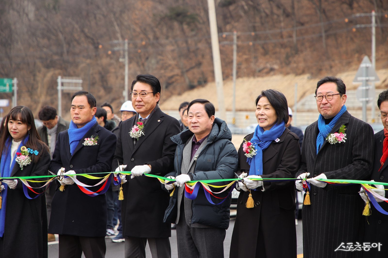 주광덕 시장(가운데)은 12일 화도읍 창현리 시민과 함께 국지도86호선 창현~금남 구간 축하 테이프를 자르고 있다. 사진제공ㅣ남양주시 