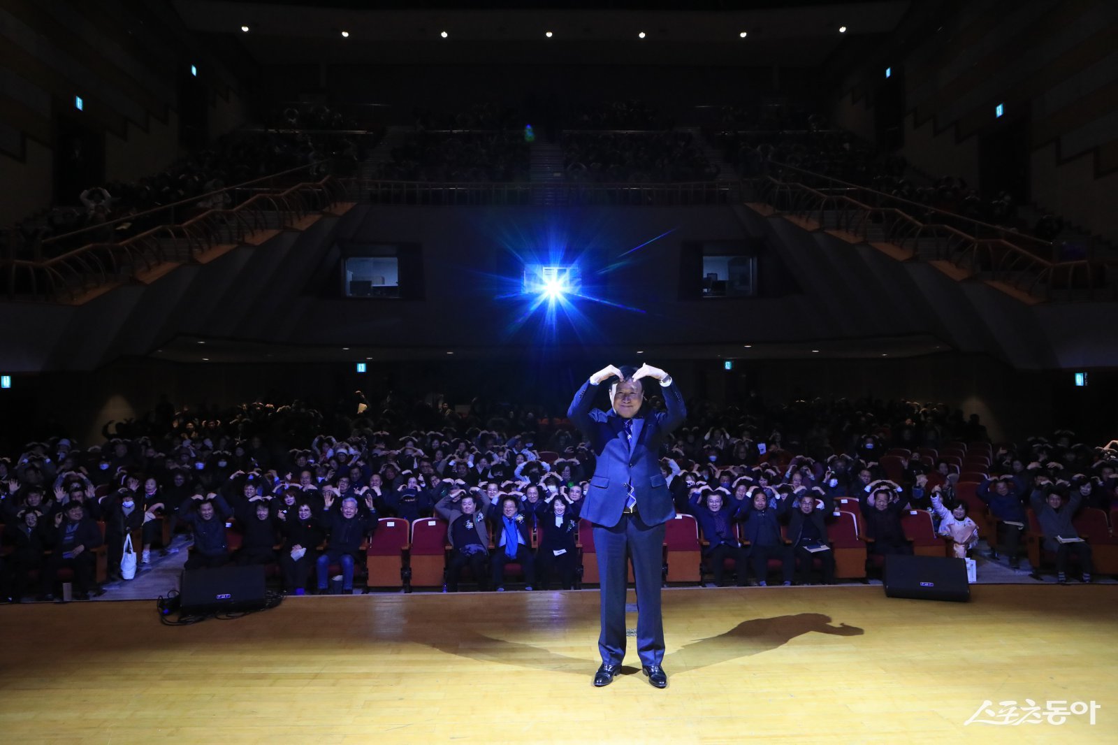 민선 8기 정기명 여수시장이 주말인 지난 10일 여수시민회관에서 출판기념회 ‘깊은 물은 소리 없이 흐른다’ 북 콘서트를  개최하고 기념촬영을 하고 있다. 사진제공=독자제공