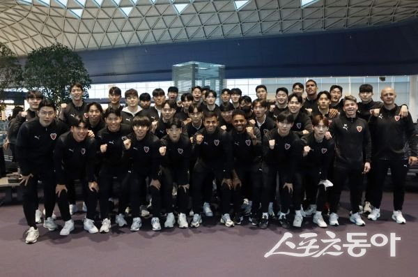 포항스틸러스 선수들이 발리 전지훈련 하기 전 기념촬영을 하고 있는 모습. 사진제공ㅣ포항스틸러스