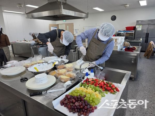 베이킹프렌즈 봉사단원들이 지역 아동센터에 전달할 케이크를 만들고 있는 모습. 사진제공ㅣ포항제철소