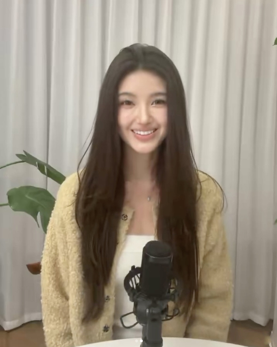 뉴진스의 전 멤버 다니엘이 12일 오후 그룹 퇴출 통보 후 개인 SNS 라이브 방송을 통해 처음으로 직접 소통에 나섰다. 사진|다니엘 SNS 라이브 캡처