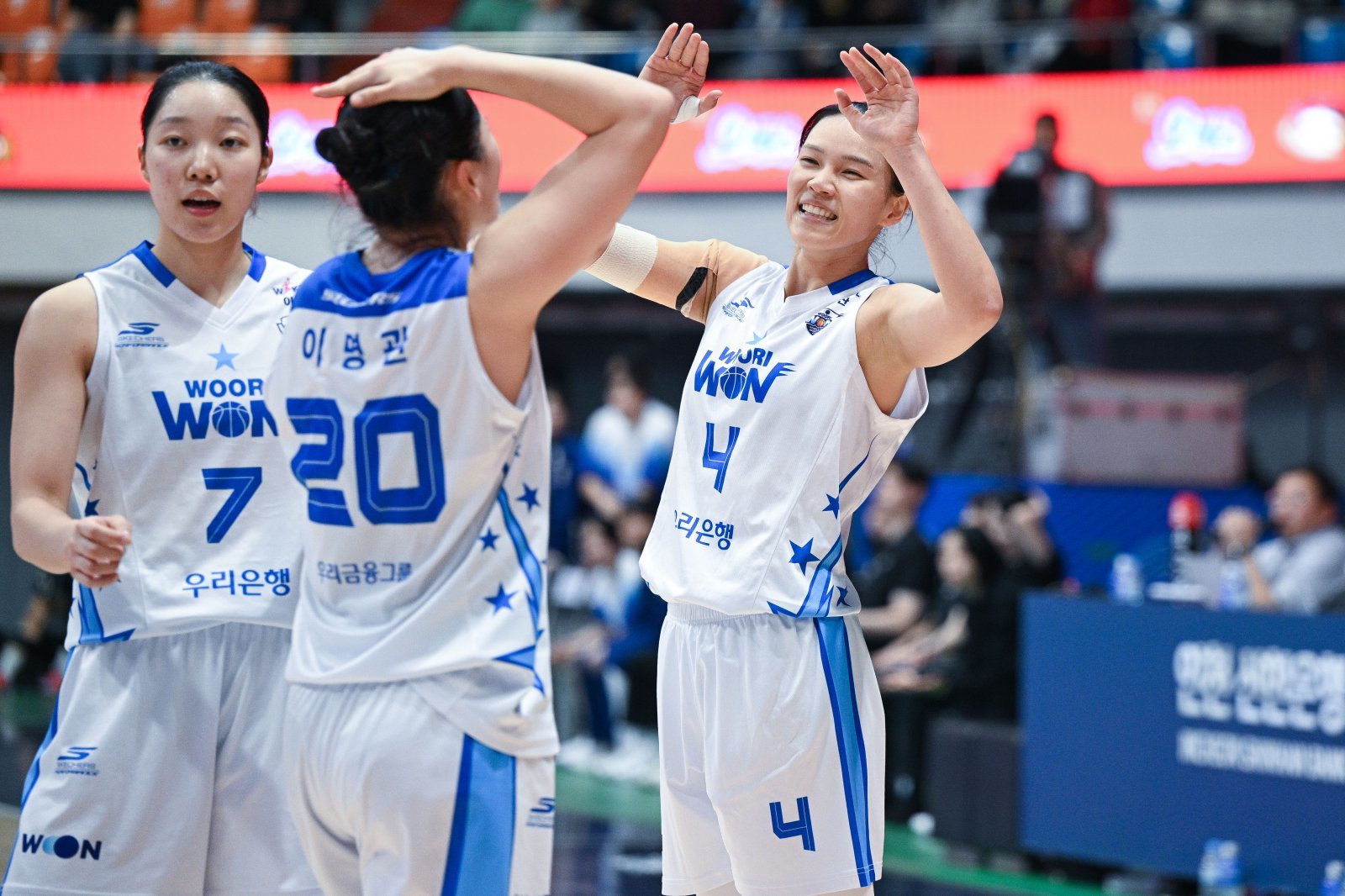 우리은행 이명관(20번)과 김예진(4번)이 득점 이후 세리머니를 하고 있다. 우리은행은 12일 인천에서 열린 신한은행과 원정경기서 70-55로 승리하며 3연승을 질주했다. 사진제공｜WKBL