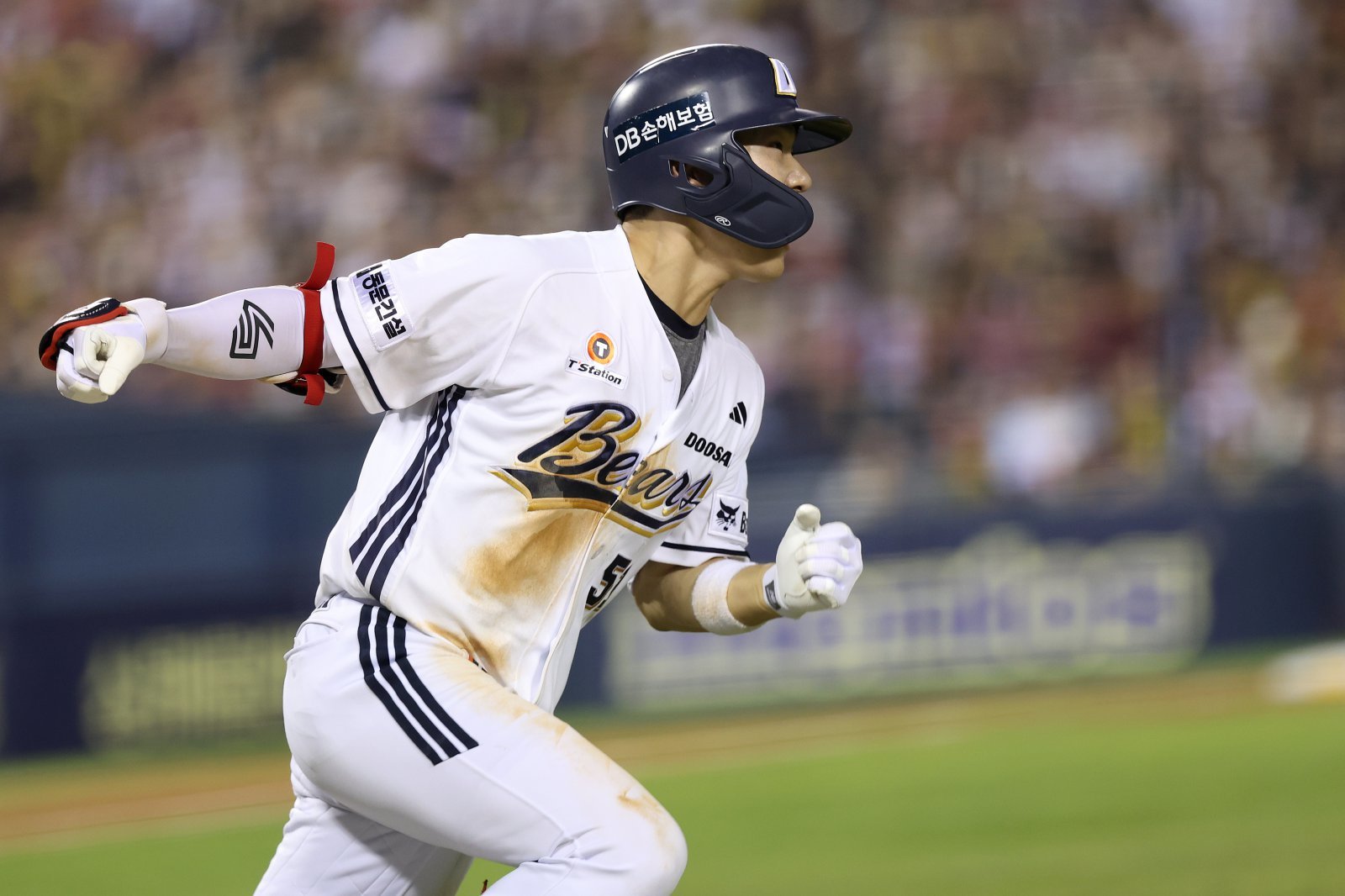 두산 조수행(왼쪽)은 첫 FA 계약 규모에 대한 부정적인 의견에 대해 “인식은 내가 바꿔야 한다”고 이를 악물었다. 사진제공ㅣ두산 베어스