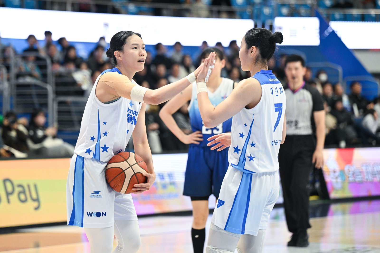 우리은행은 12일 인천에서 열린 신한은행과 원정경기서 70-55로 승리하며 3연승을 질주했다. 10점 이상 넣은 선수가 4명일 정도로 고른 득점력을 선보였다. 사진제공｜WKBL