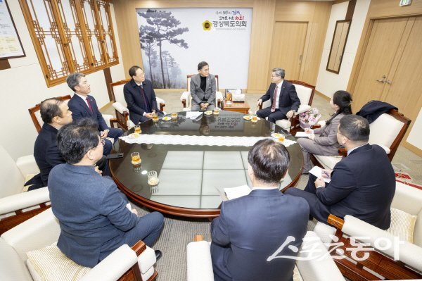 진일표 주부산 중국총영사 일행이 경상북도의회를 방문해 양국 지방의회 간 우호교류 강화와 투자유치 협력 방안을 논의하고 있다. 사진제공 ㅣ 경북도의회