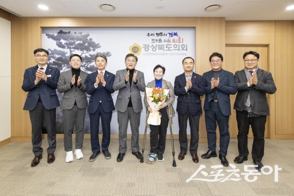 경상북도의회가 비례대표 도의원 의석을 승계하는 정숙경 도의원을 환영하고 있다. 사진제공 ㅣ 경북도의회