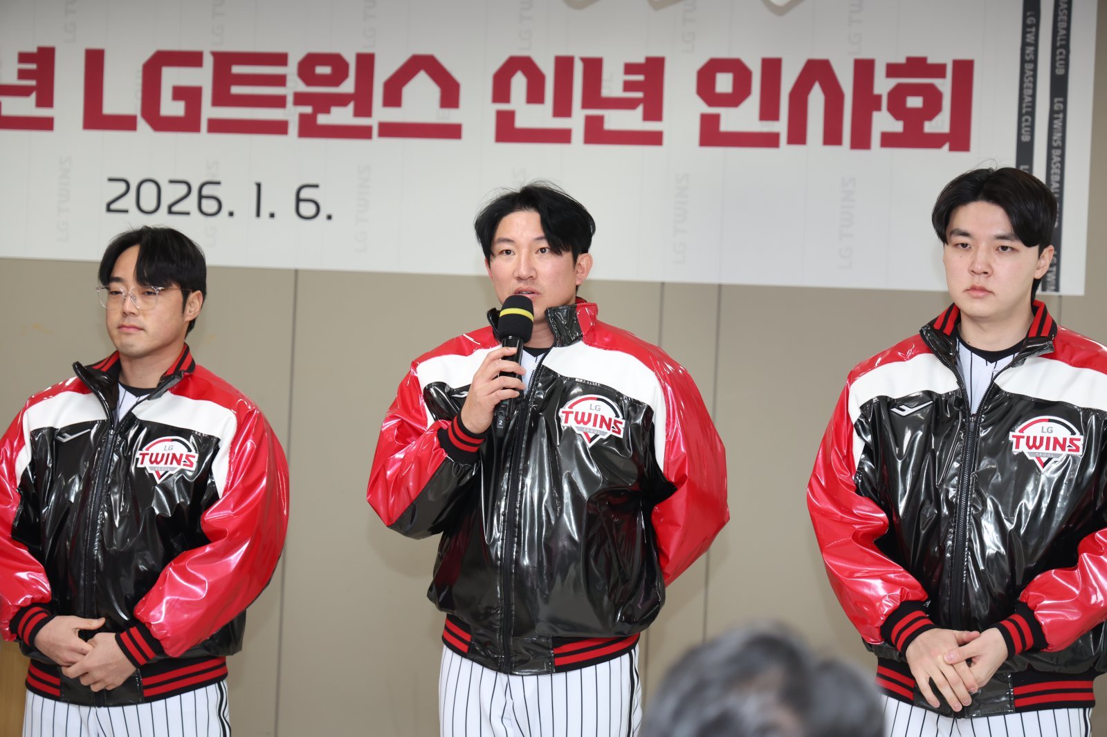 LG 장시환(가운데)이 6일 잠실구장서 열린 LG 선수단 신년 인사회에서 팀에 합류한 각오를 밝히고 있다. 장시환은 “나이는 숫자에 불과하다는 것을 보여드리겠다”라고 말해 큰 박수를 받았다. 사진제공｜LG 트윈스