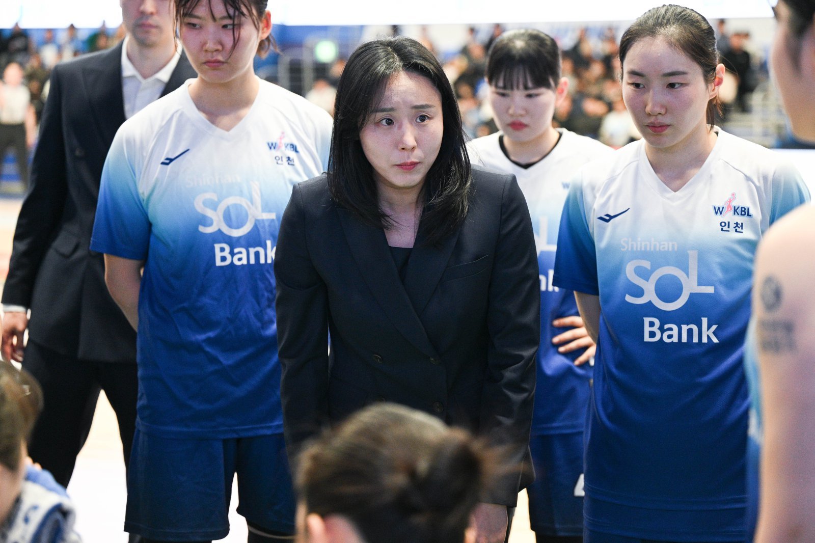 신한은행은 12일 인천에서 열린 우리은행과 원정경기서 55-70으로 패하며 구단 최다인 8연패에 빠졌다. 공수 모두에서 기대했던 움직임이 나오지 않고 있다. 사진제공｜WKBL