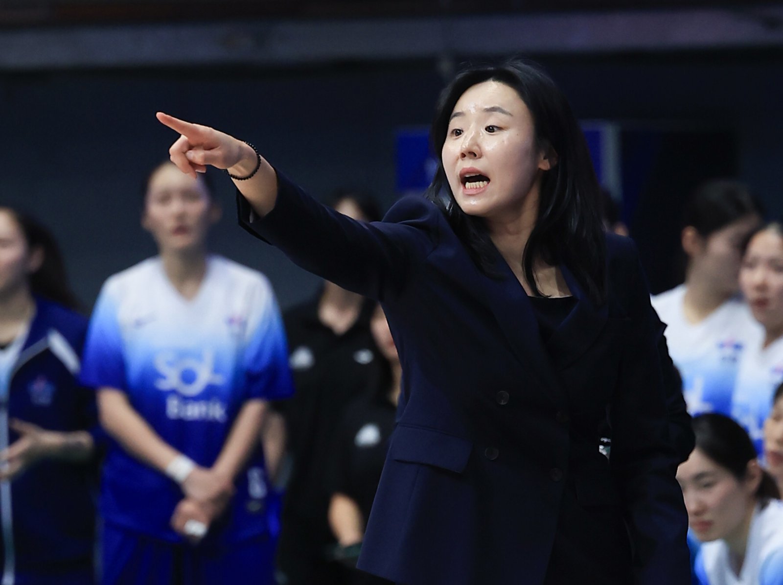 신한은행은 12일 인천에서 열린 우리은행과 원정경기서 55-70으로 패하며 구단 최다인 8연패에 빠졌다. 공수 모두에서 기대했던 움직임이 나오지 않고 있다. 사진제공｜WKBL