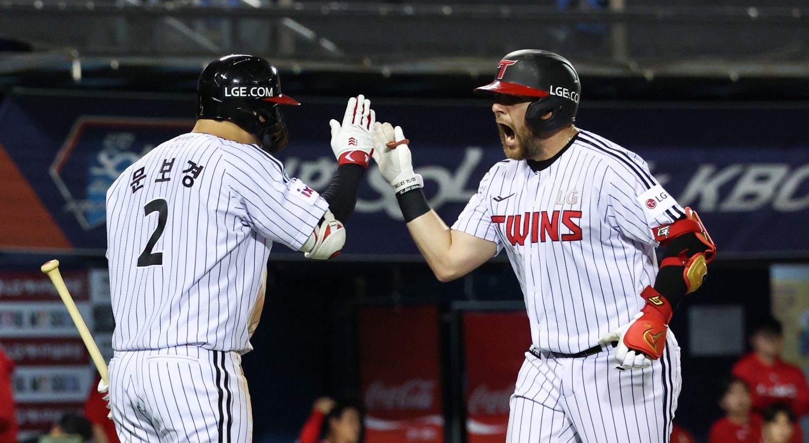 LG 오스틴 딘(오른쪽)과 문보경. 뉴시스