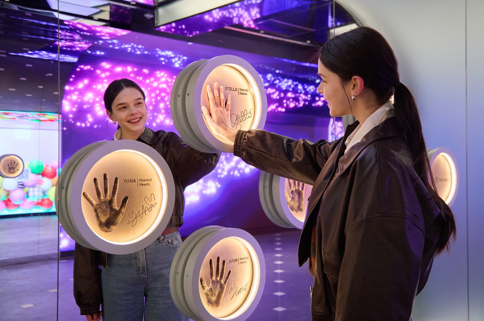 하이파이브 존을 체험하고 있는 외국인 고객. 사진제공｜롯데면세점