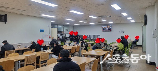 GS칼텍스 노사와 여수광양항만공사와 여수시 등 전남사회복지공동모금회의 지원을 받아 취업준비생이 점심시간을 이용하여 도서관 구내식당에서 식사를 하고 있다. 사진제공=여수시