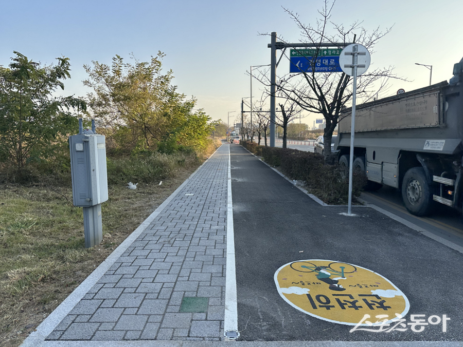 서구 정서진을 기점으로  300리 자전거 이음길이 장도삼거리에서 서해교차로 구간의 자전거길이 연결됐다. 사진제공｜인천경제자유구역청