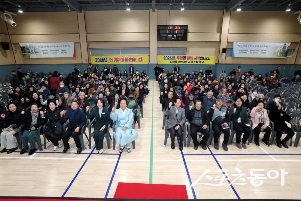 안동시가 ‘2026년 읍면동 주민과의 공감소통의 날’ 출정식을 개최한 후 기념촬영을 하고 있는 모습. 사진제공ㅣ안동시