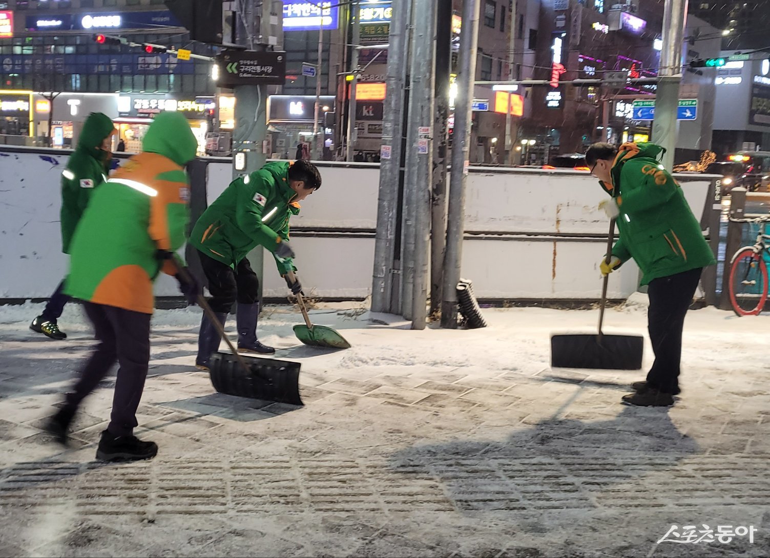 눈을 치우는 민간단체. 사진제공ㅣ구리시 