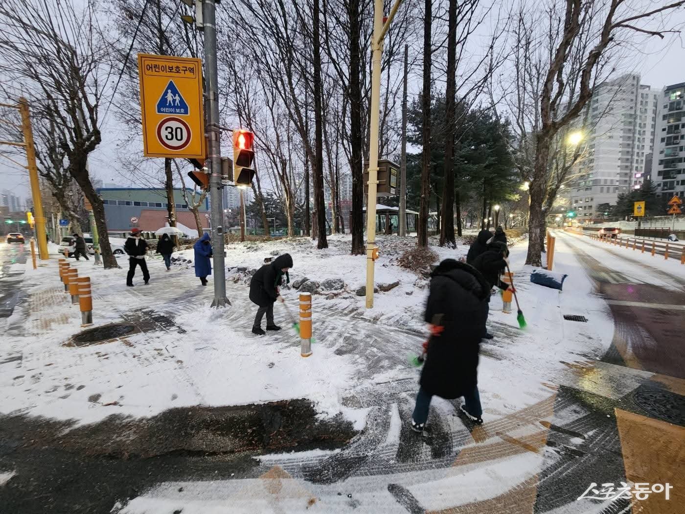 눈을 치우는 민간단체. 사진제공ㅣ구리시 