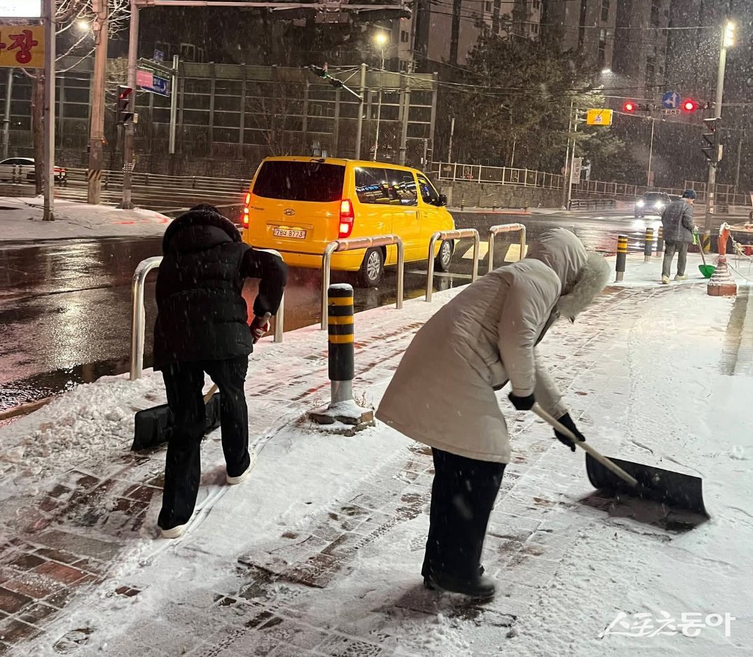 보행로 제설 작업에 한창인 공무원.  사진제공ㅣ구리시 