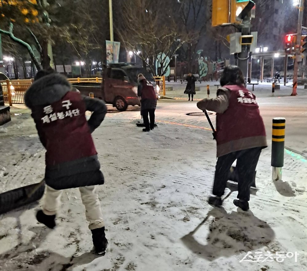  보행로 제설 작업에 한창인 공무원과 민간단체. 사진제공ㅣ구리시 