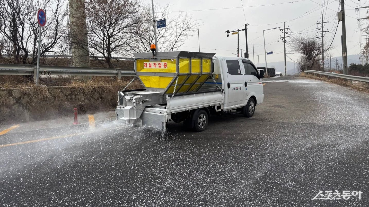 제설차가 도로를 다니며 염화칼슘을 뿌리고 있다. 사진제공ㅣ구리시 