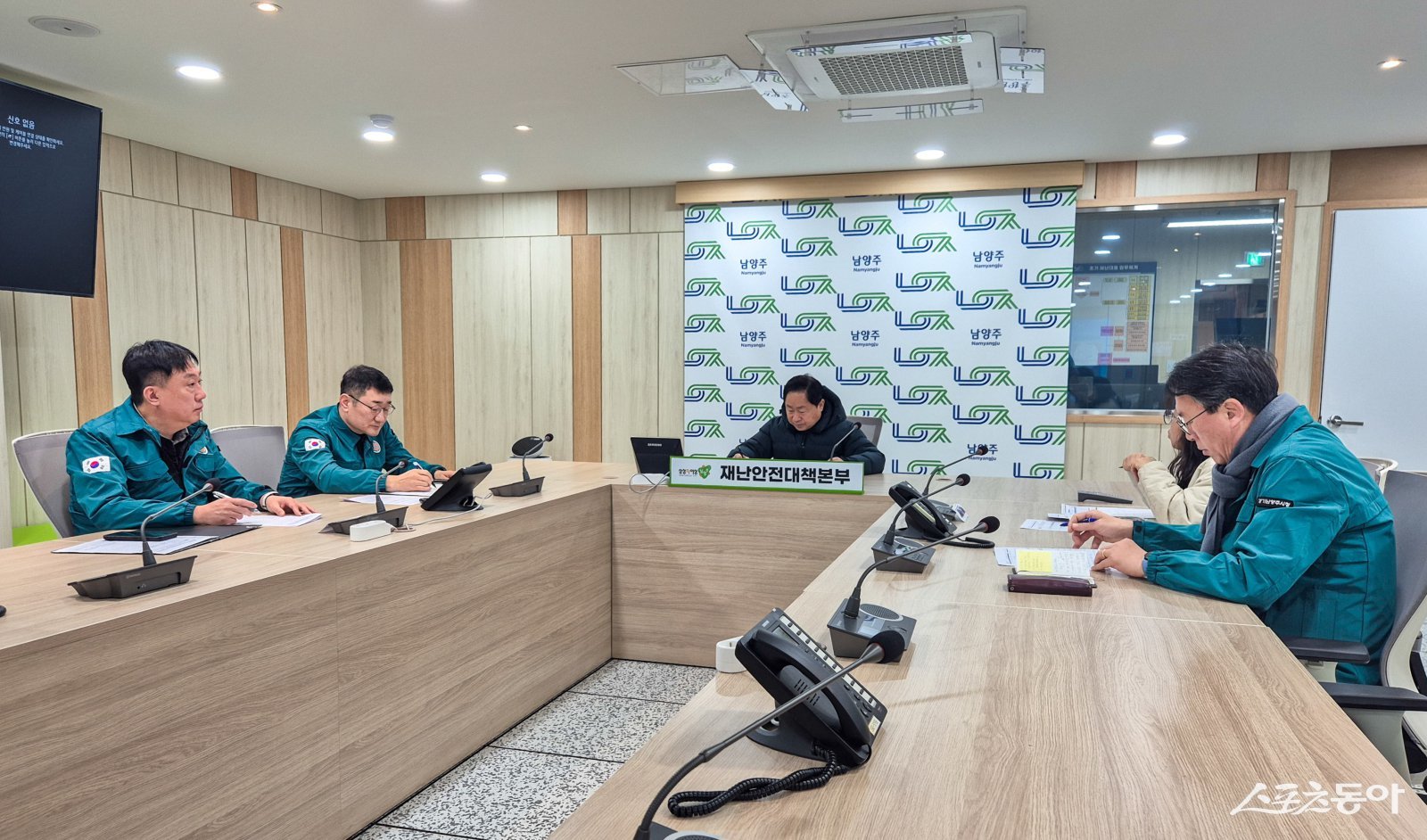주광덕 남양주시장(가운데)은 13일 오전 7시 시장 주재 긴급회의를 열고 서울시 버스 파업에 따른 비상수송대책과 도로 제설 추진상황을 점검를 점검하고 있다.  사진제공ㅣ남양주시 