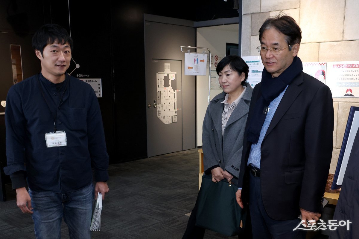 하코다테 커뮤니티 플라자 G스퀘어 방문 모습. 오카모토 케이고 센터장(왼쪽), 이동환 고양특례시장(오른쪽) 사진제공ㅣ고양시 