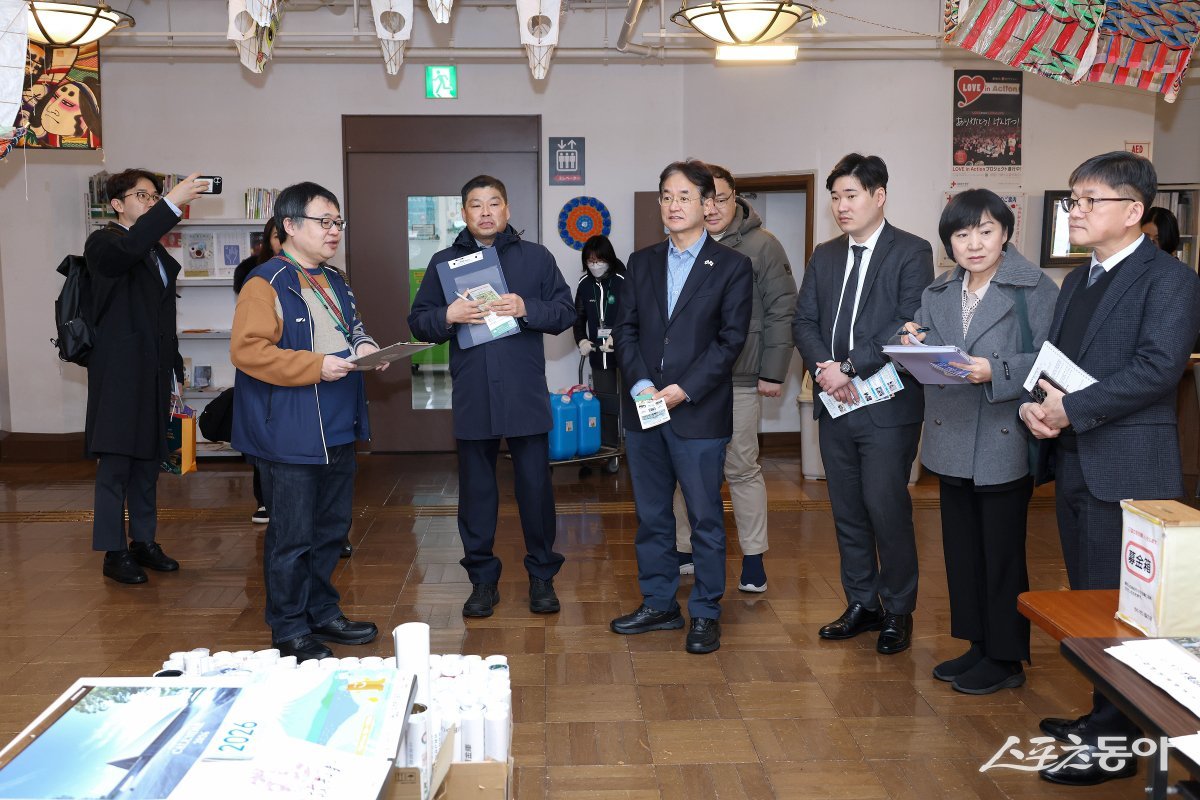 하코다테 마치즈쿠리센터 설명을 듣는  이동환 시장(앞줄 윈쪽 세번째)과 고양시 방문단. 사진제공ㅣ고양시 