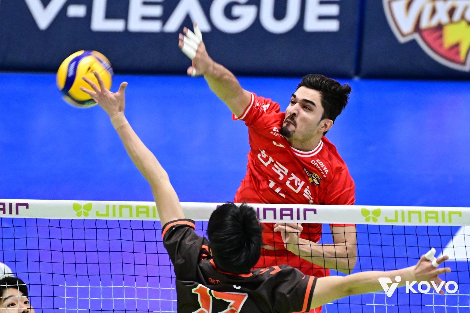 한국전력은 이달 3일 아시아쿼터 미들블로커 무사웰(뒤)의 가세에 힘입어 3시즌만의 봄배구 무대 진출에 속도를 붙였다. 사진제공│KOVO