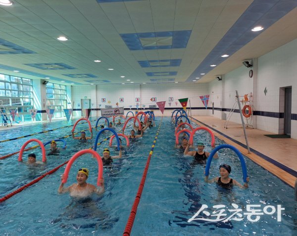 영덕군보건소가 운영하는 군민의 건강 증진과 생활 속 운동 실천 프로그램의 수중운동. 사진제공 ㅣ 영덕군