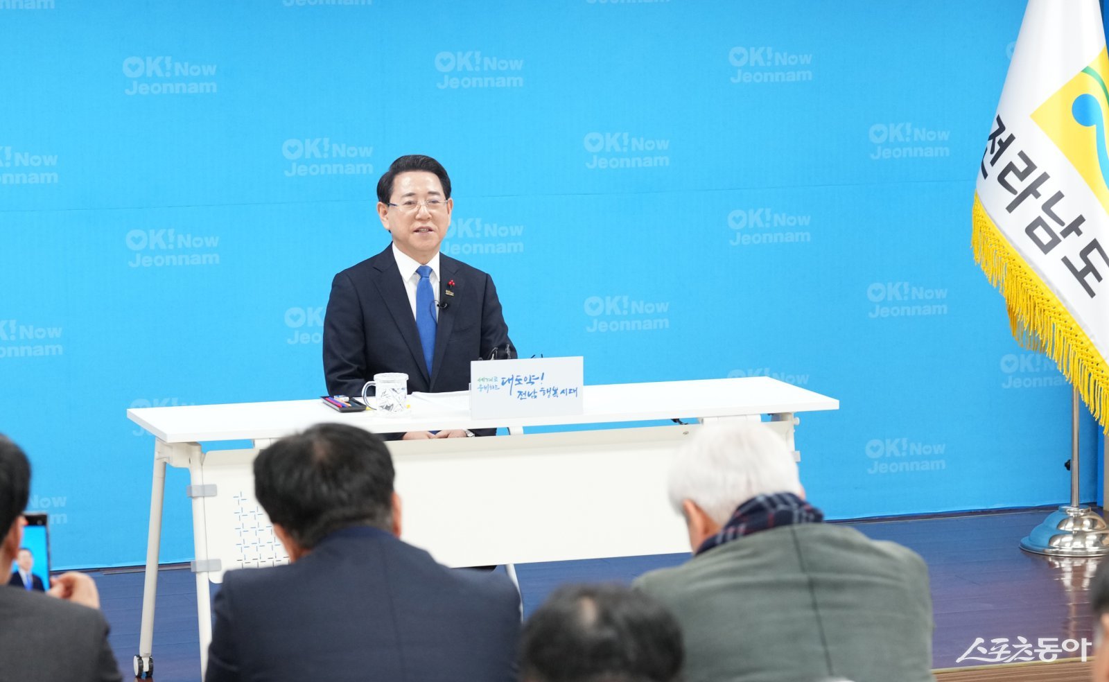 김영록 전라남도지사가 13일 도청 브리핑룸에서 광주·전남 행정통합 관련 기자간담회를 열고 추진 경과 및 앞으로의 일정에 대한 발표를 하고 있다. 사진제공=김민영 기자