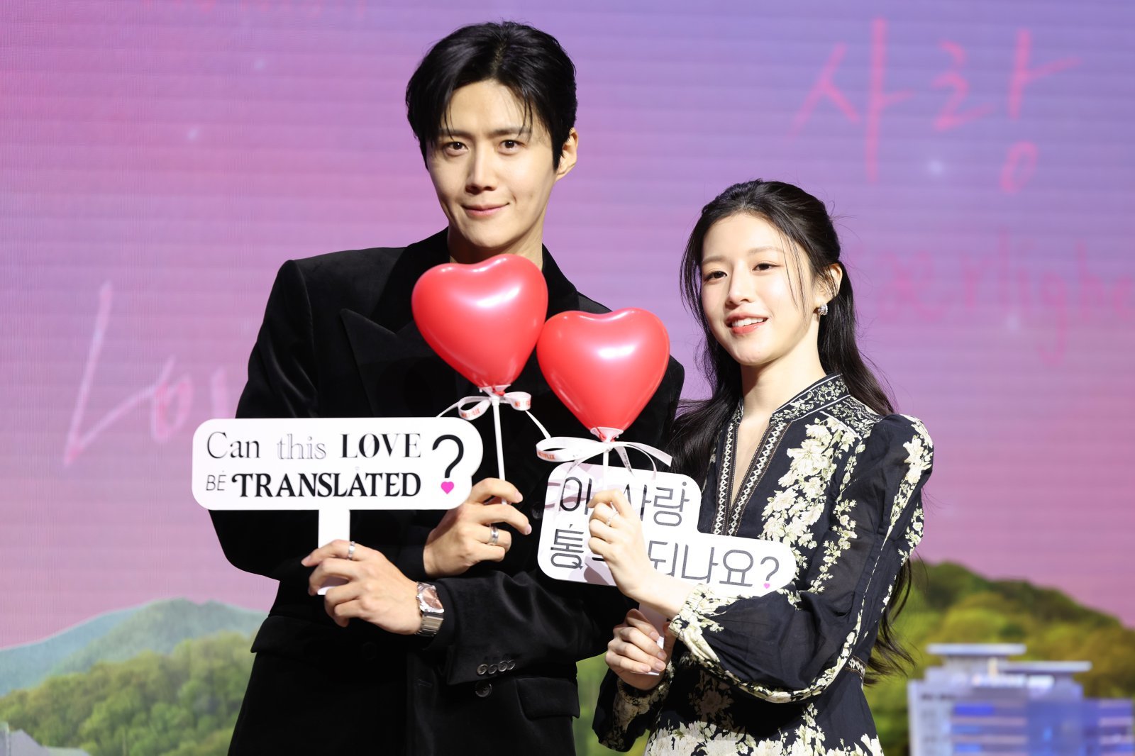 [서울=뉴시스] 황준선 기자 = 배우 김선호(왼쪽)과 고윤정이 13일 오전 서울 강남구 조선 팰리스 서울 강남에서 열린 넷플릭스 시리즈 ‘이 사랑 통역 되나요?’ 제작발표회에서 포즈를 취하고 있다. 2026.01.13. hwang@newsis.com