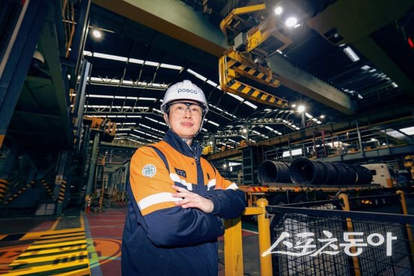 지능형 자동크레인 로직을 개발한 포스코 포항제철소 생산기술부 김병국 주임의 모습. 사진제공ㅣ포스코