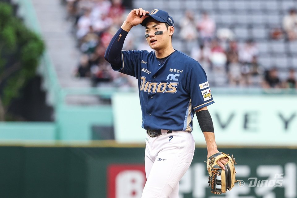 NC 김주원은 2025시즌 리그 최다 실책에도 움츠러들지 않고, 적극 수비하며 팀에 보탬이 되려고 한다. 사진제공｜NC 다이노스