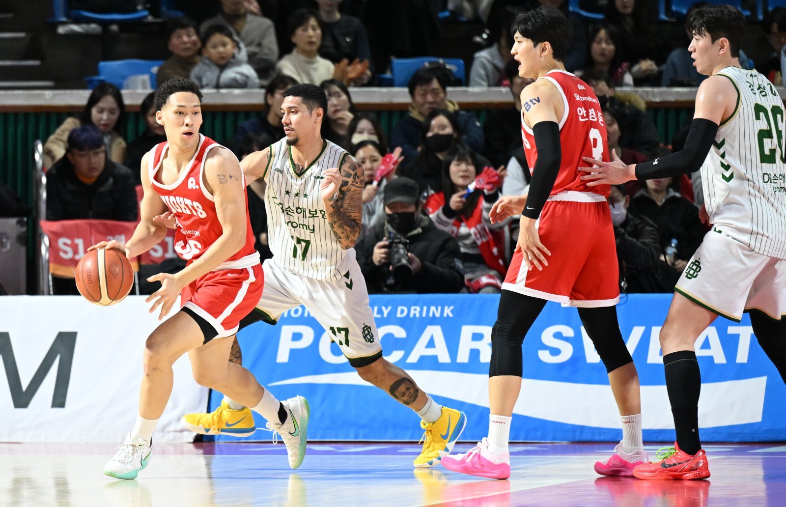 SK 에디 다니엘(왼쪽)이 13일 잠실학생체육관에서 벌어진 DB전에서 알바노를 피해 패스할 곳을 찾고 있다. 사진제공|KBL