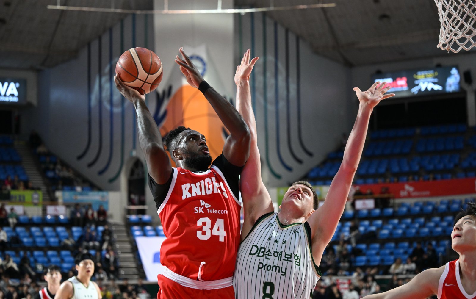 SK 자밀 워니(왼쪽)가 13일 잠실학생체육관에서 벌어진 DB전에서 헨리 엘런슨의 수비를 뚫고 슛을 시도하고 있다. 사진제공|KBL