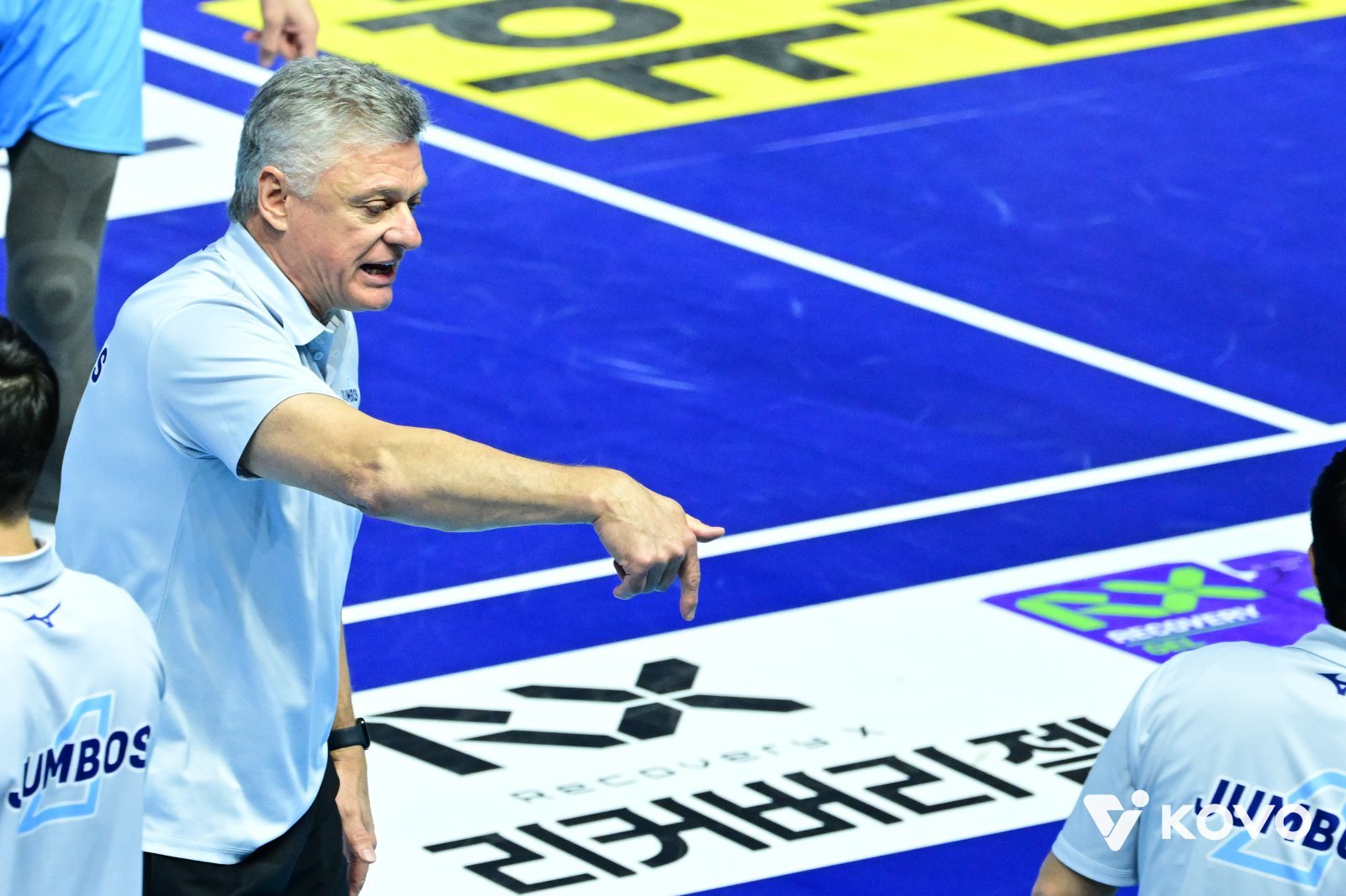 대한항공 헤난 달 조토 감독은 13일 OK저축은행과 홈경기 2-3 패배의 원인에 대해 “몇몇 반격에서 우리가 조급했다. 인내심이 부족했다. 디테일에서 갈렸다. 경기 기록을 봐야 정확히 요인을 말할 수 있을 것 같다”고 밝혔다.