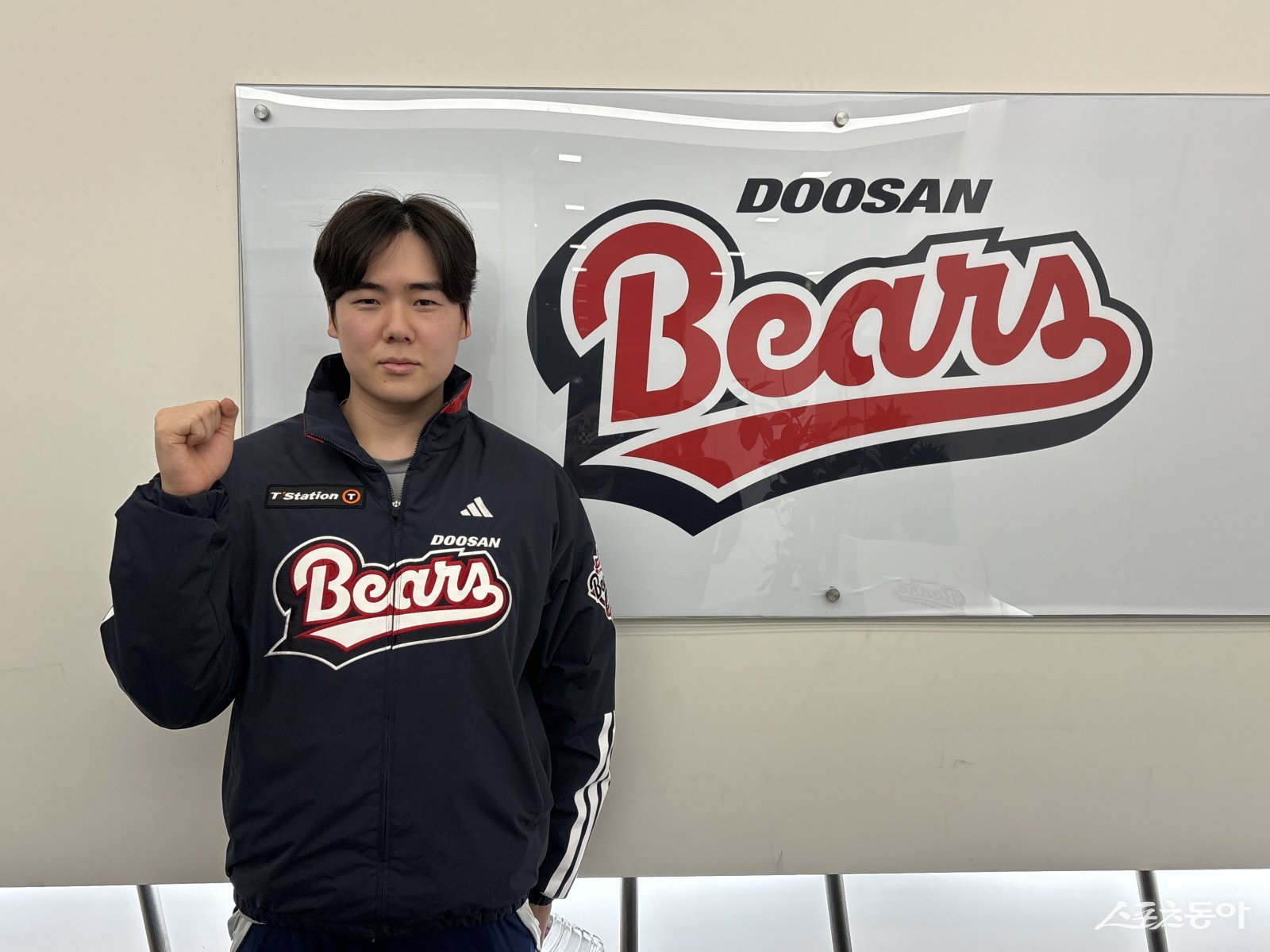 두산 최승용이 잠실구장에서 스포츠동아와 인터뷰를 마친 뒤 파이팅을 외치고 있다. 잠실ㅣ강산 기자 posterboy@donga.com