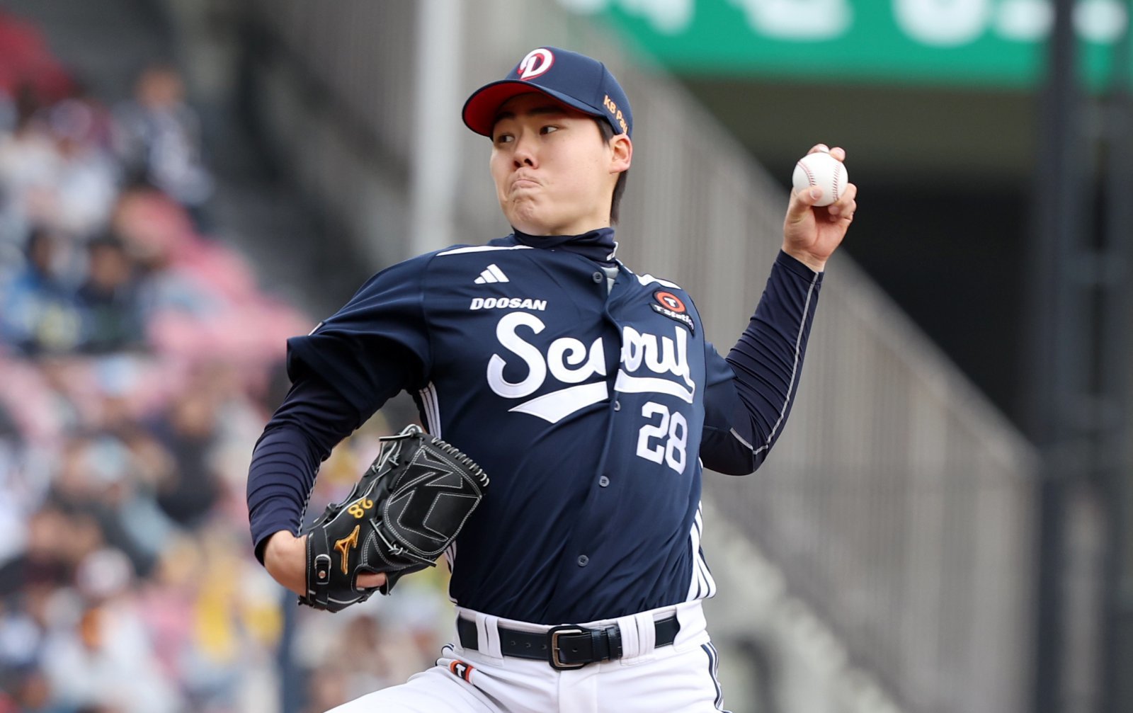 두산 최승용은 지난 시즌 풀타임 선발투수로 올라섰지만, 여전히 욕심이 크다. “내 자리는 없다는 생각으로 경쟁해야 한다”는 각오다. 뉴시스