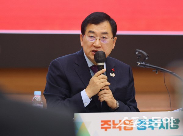 주낙영 경주시장이 신년 언론인 간담회에서 질의응답으로 시정 전반에 대해 설명하고 있다. 사진제공 ㅣ 경주시