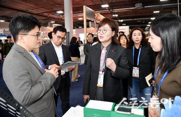 양금희 경제부지사가 미국 라스베이거스 컨벤션센터 CES 경상북도 공동관을 방문하고 있다. 사진제공 ㅣ 경북도